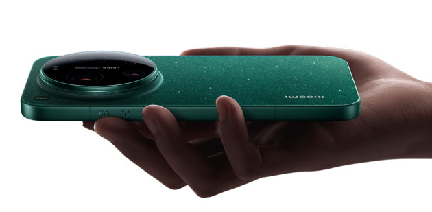 Xiaomi 17 Ultra green in hand