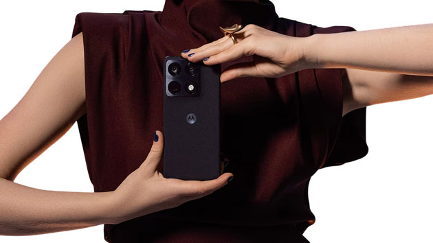 Motorola Signature Carbon color in hand Motorola Signature Carbon color in hand
