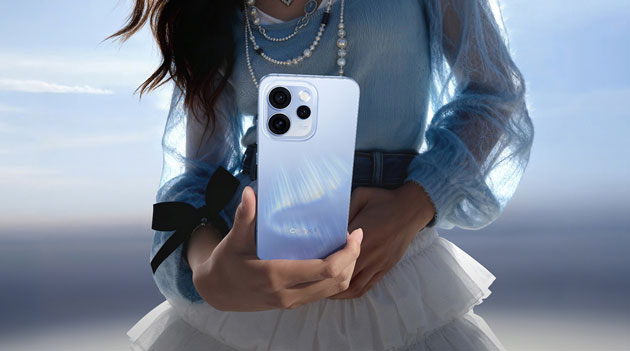 Oppo Reno 15 Pro in hand Oppo Reno 15 Pro in hand