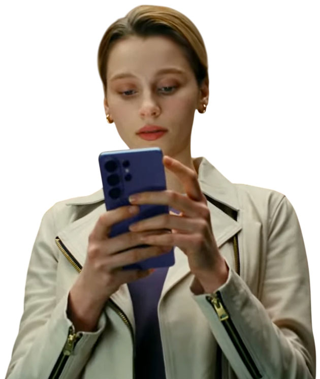 Samsung Galaxy S26 Ultra Cobalt Violet in hand
