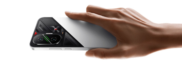 Back design of the Poco F7 Silver in hand Back design of the Poco F7 Silver in hand