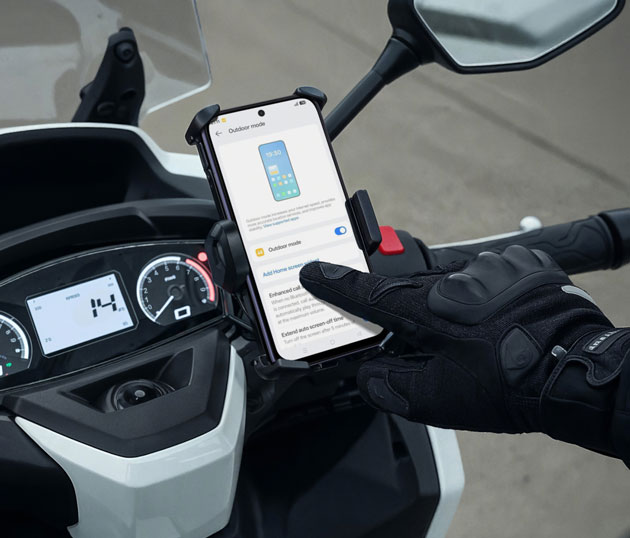 Close up of a gloved hand interacting with the OPPO K14x 5G screen to showcase GloveTouch sensitivity during outdoor use Close-up of a gloved hand interacting with the OPPO K14x 5G screen to showcase GloveTouch sensitivity during outdoor use.