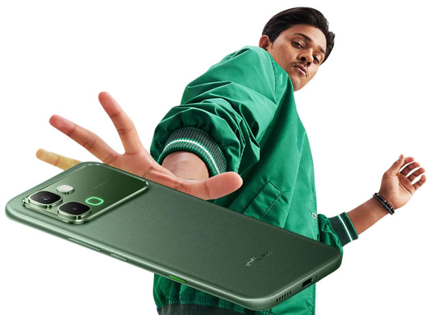 Infinix Note Edge Silk Green in hands of Yashasvi Jaiswal