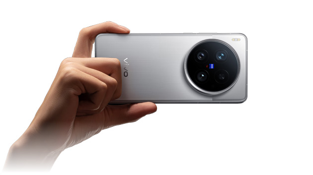 vivo X200 Ultra silver in hand vivo X200 Ultra silver in hand