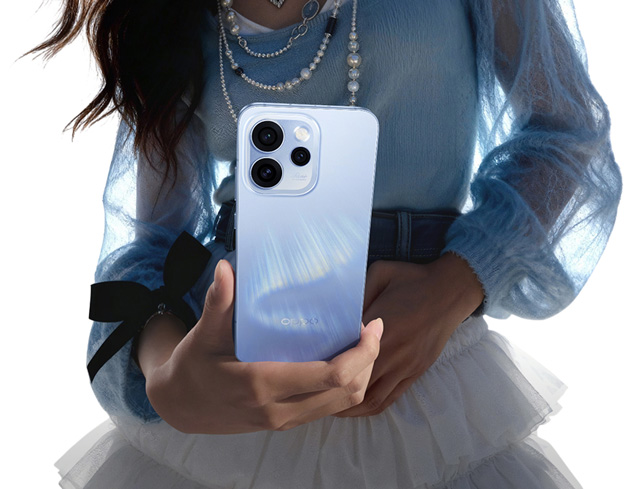 Oppo Reno 15 Pro Aurora Blue in hand