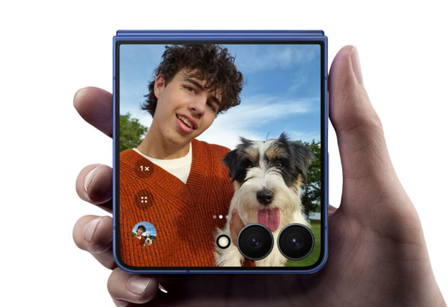 Selfie photo taken with the Samsung Galaxy Z Flip 7 main camera and its shown on the outer display Selfie photo taken with the Samsung Galaxy Z Flip 7 main camera, and it’s shown on the outer display