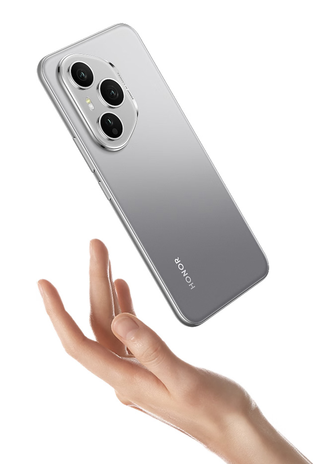 Honor 400 Pro Lunar Grey in hand Honor 400 Pro Lunar Grey in hand