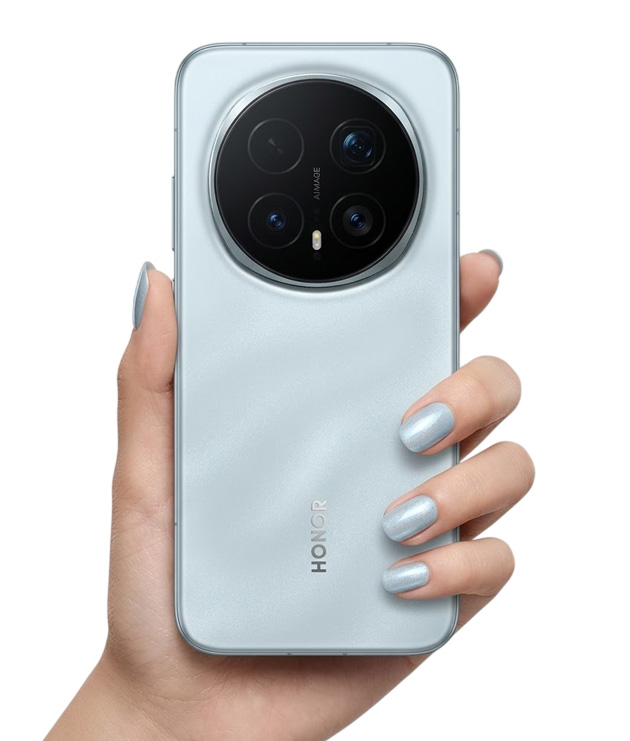 Honor Magic 8 Pro Sky Cyan in hand Honor Magic 8 Pro Sky Cyan in hand