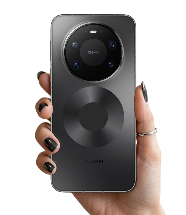 Huawei Mate 80 Pro Max Black in hand Huawei Mate 80 Pro Max Black in hand