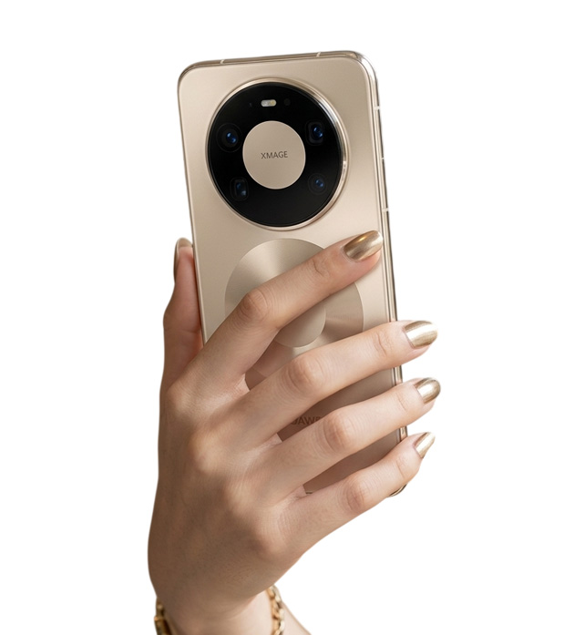Huawei Mate 80 Pro Max Gold in hand Huawei Mate 80 Pro Max Gold in hand