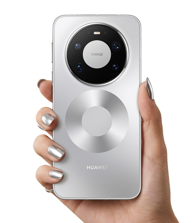 Huawei Mate 80 Pro Max Silver in hand Huawei Mate 80 Pro Max Silver in hand