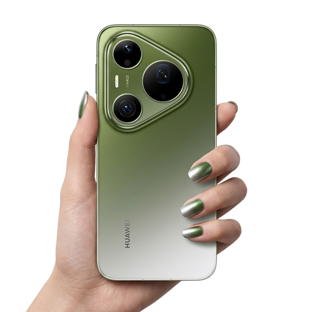Huawei Pura 90 Pro Max Emerald Lake in hand Huawei Pura 90 Pro Max Emerald Lake in hand