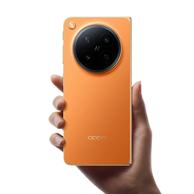 OPPO Find N6 Blossom Orange in hand