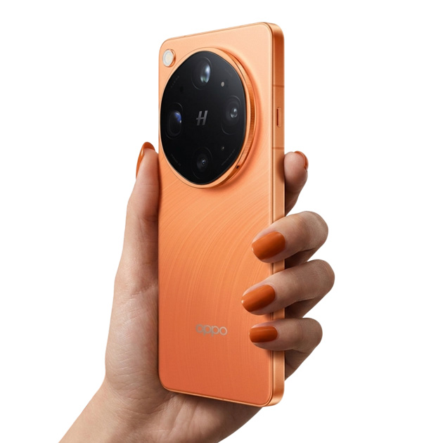 OPPO Find X9 Ultra Canyon Orange in hand