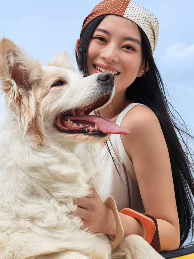 Portrait shot taken on the Honor 400 Pro showing a woman smiling next to her dog under bright daylight Portrait shot taken on the Honor 400 Pro, showing a woman smiling next to her dog under bright daylight.