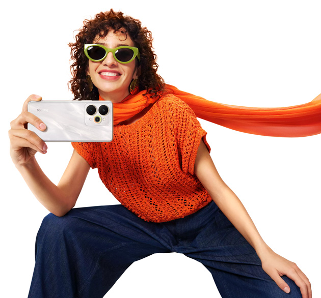 Realme 15 Flowing Silver in hand Realme 15 Flowing Silver in hand