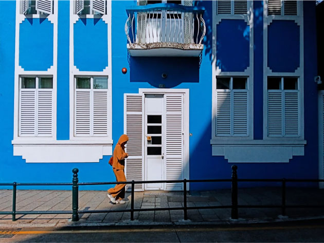 Realme C71 camera sample showing color contrast and architectural detail of a bright blue building.