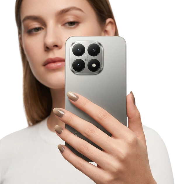 Xiaomi 15T Gray in hand