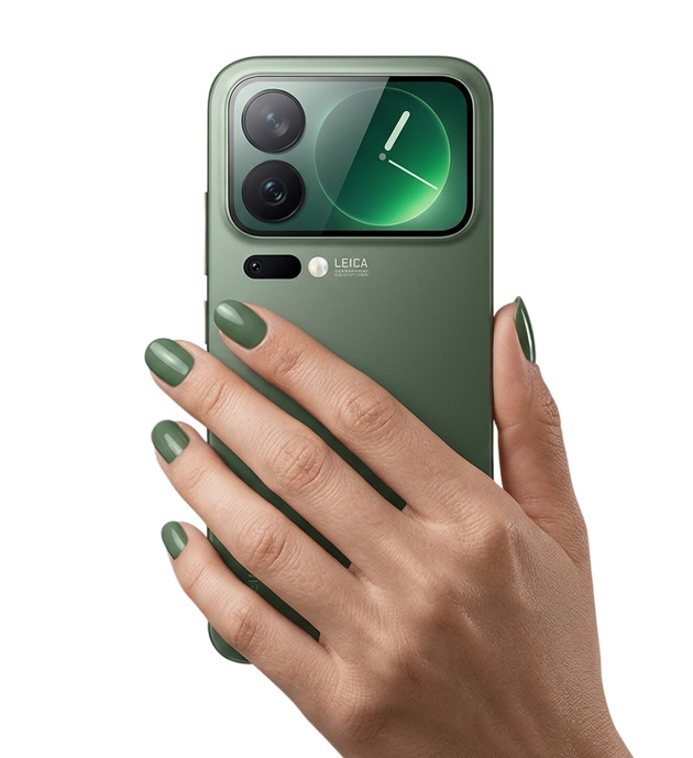 Xiaomi 17 Pro Green in hand