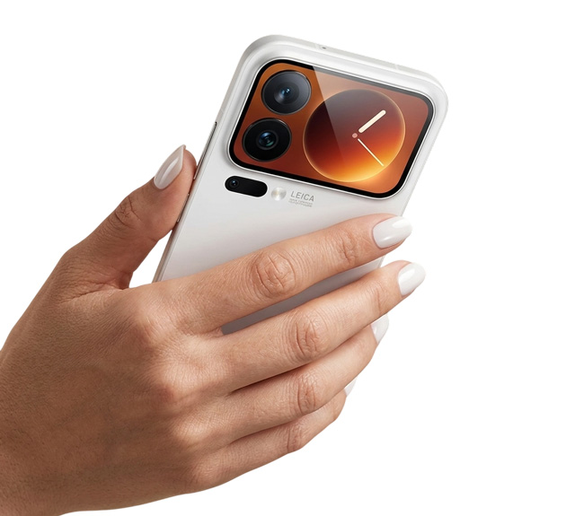 Xiaomi 17 Pro White in hand