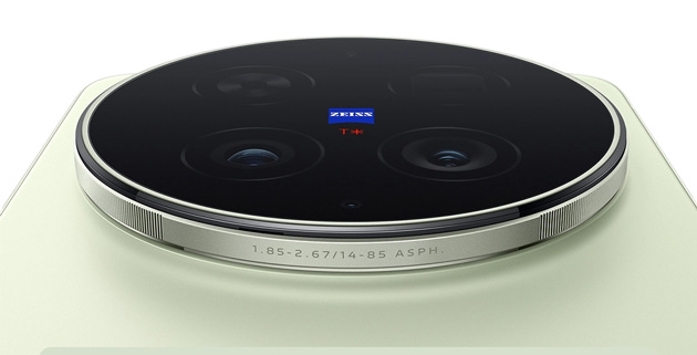 view of vivo X300 Ultra camera module