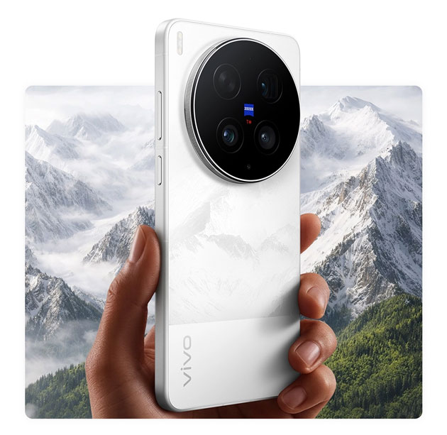 vivo X300 Ultra white in hand