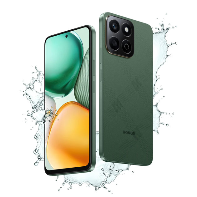Front and back view of the Honor X7c in Forest Green, with a textured pattern on the rear panel and a large waterdrop-style display, surrounded by splashing water to illustrate water resistance.