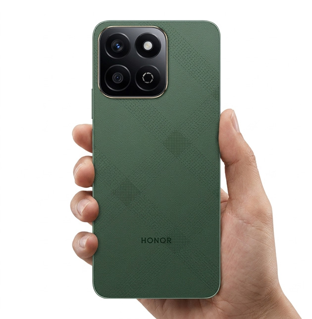 Honor X7c Forest Green in hand