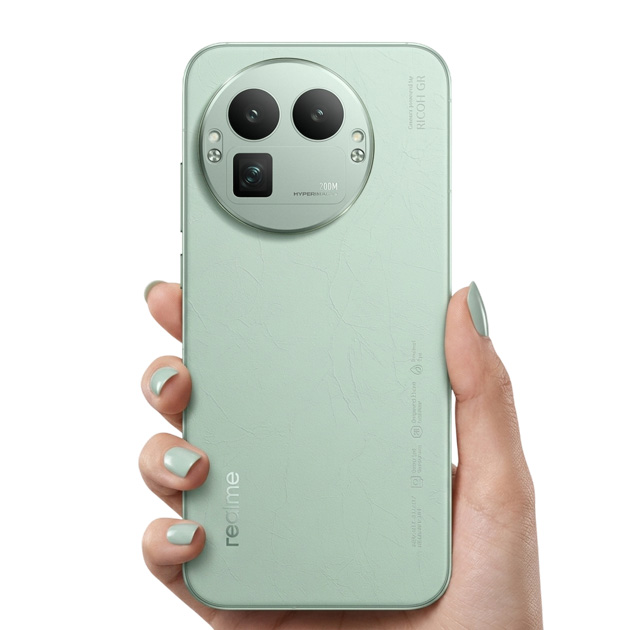 Realme GT 8 Pro Green in hand