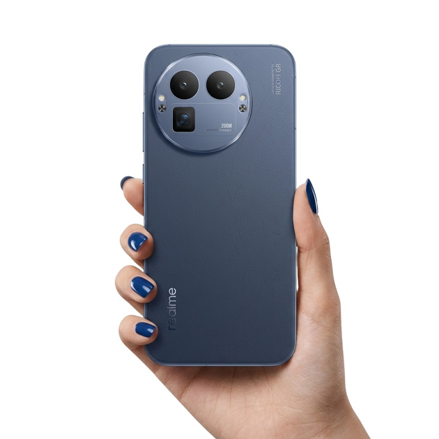 Realme GT 8 Pro Urban Blue in hand