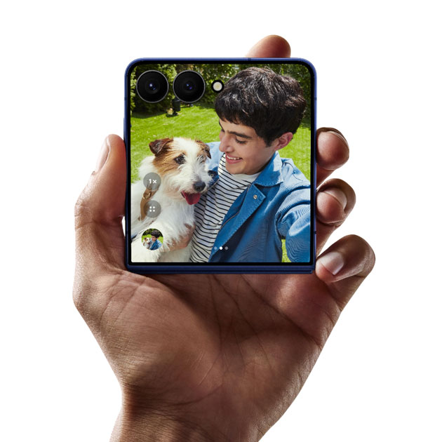 Samsung Galaxy Z Flip 7 Blue Shadow folded in hand Samsung Galaxy Z Flip 7 Blue Shadow, folded in hand