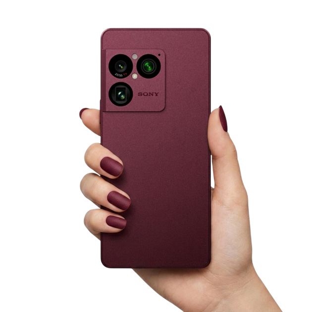 Sony Xperia 1 VIII Garnet Red in hand