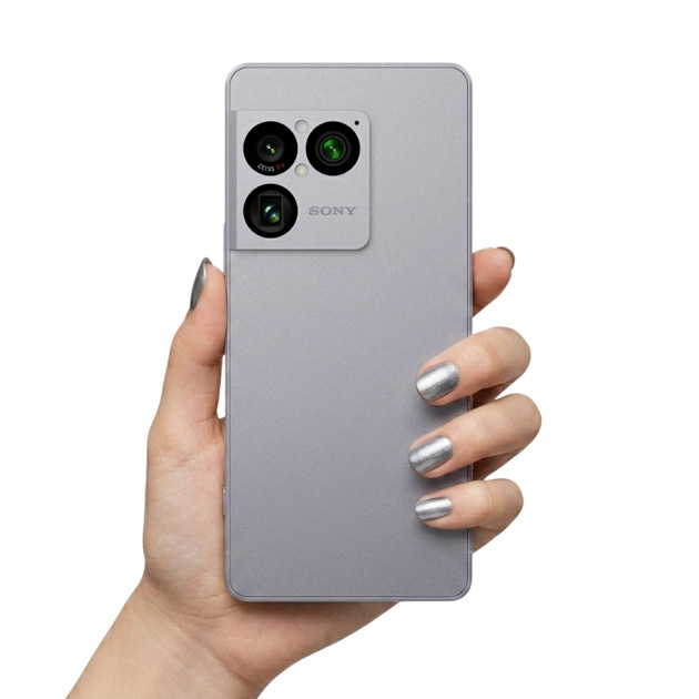 Sony Xperia 1 VIII Iolite Silver in hand