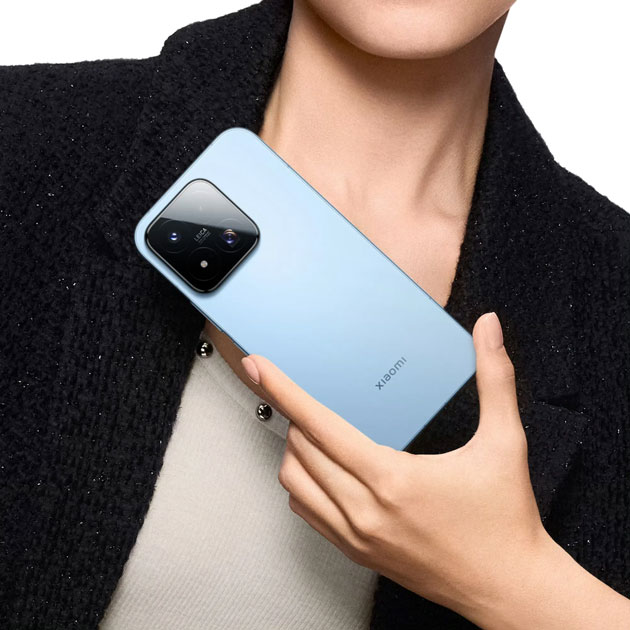 Xiaomi 17 Max Blue in hand showing off the design of the back of the phone Xiaomi 17 Max Blue in hand, showing off the design of the back of the phone