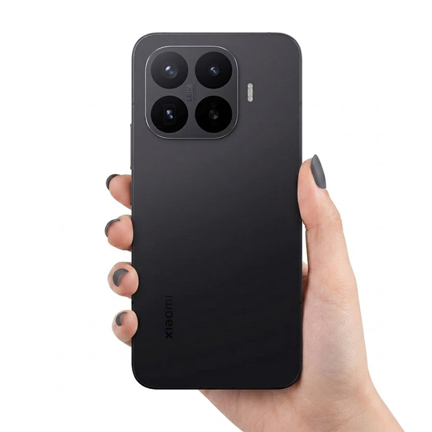 Xiaomi 17T Pro Black in hand