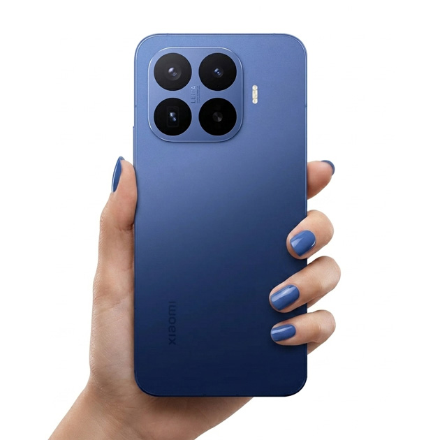 Xiaomi 17T Pro Deep Blue in hand