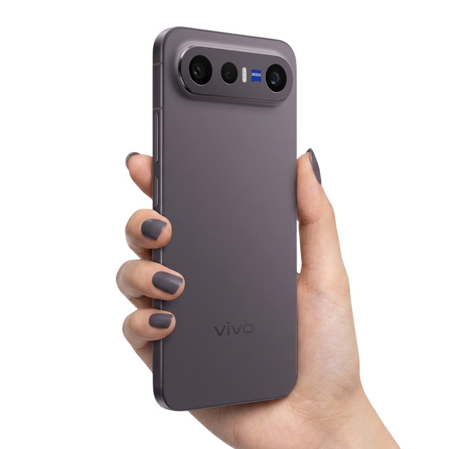 vivo X300 FE Noir Black in hand