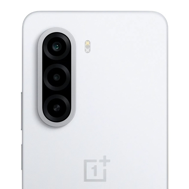 Camera module design on the OnePlus Turbo 6X Pro White