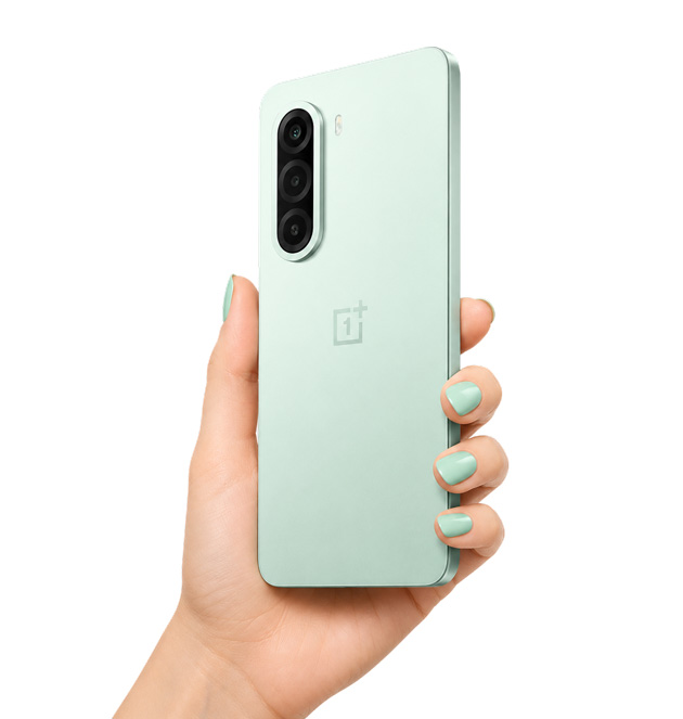 OnePlus Turbo 6X Green in hand