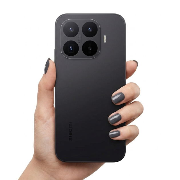 Xiaomi 17T Black in hand