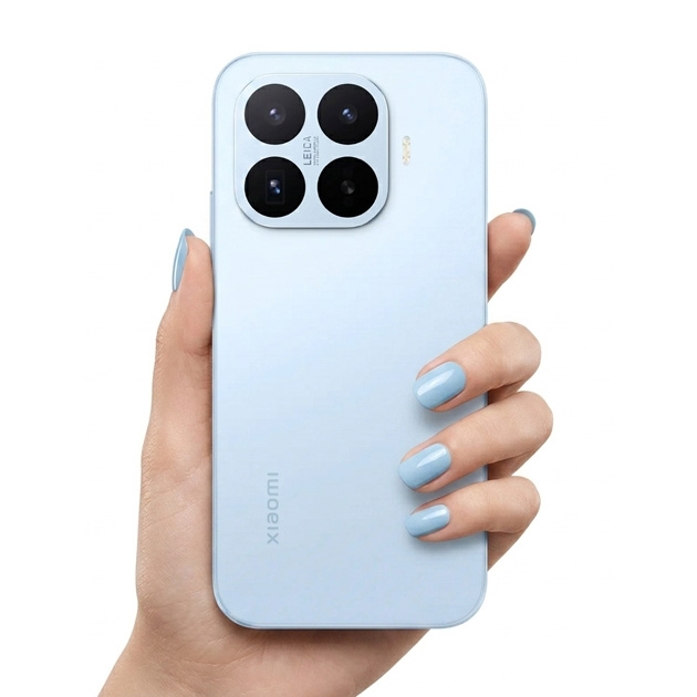 Xiaomi 17T Blue in hand