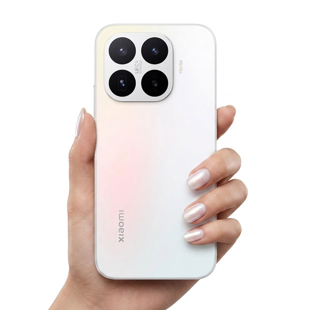 Xiaomi 17T Opal White in hand