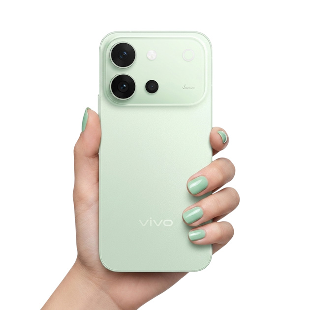 vivo S60 Early Summer Green in hand