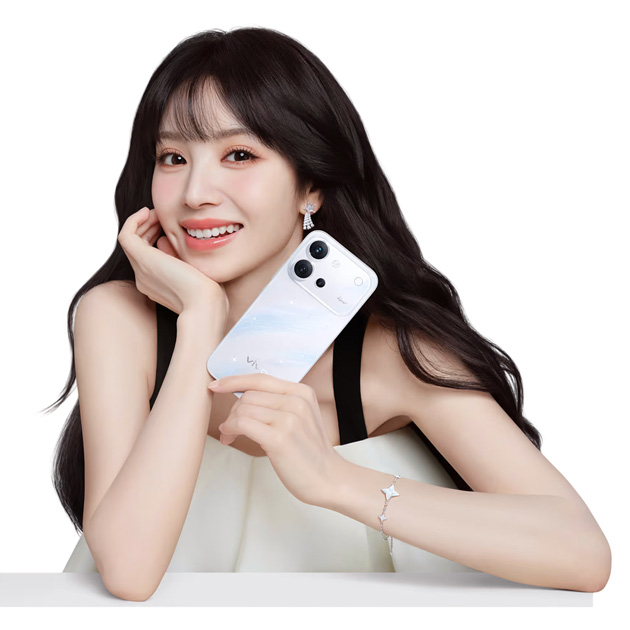 vivo S60 Starry Sea in Tian Xiwei's hand