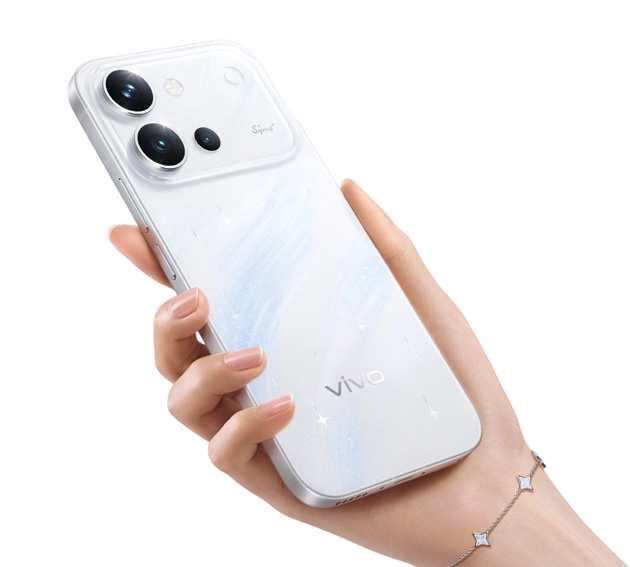 vivo S60 Starry Sea in hand, back design